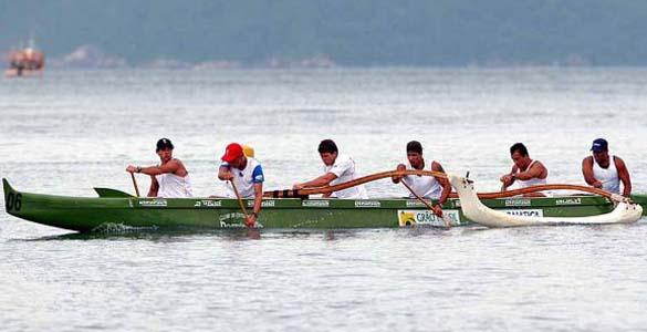 A canoa de seis remadores mede quase 14 metros de comprimento, com 50 cm de largura, pesam entre 150 e 200 quilos e comportam um estabilizador lateral ou ama, fixado por duas traves de madeira  / Foto: Divulgação